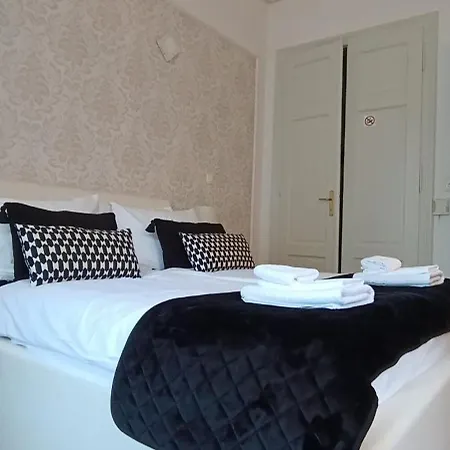 Royal S Privatnim Parkingom Appartement *